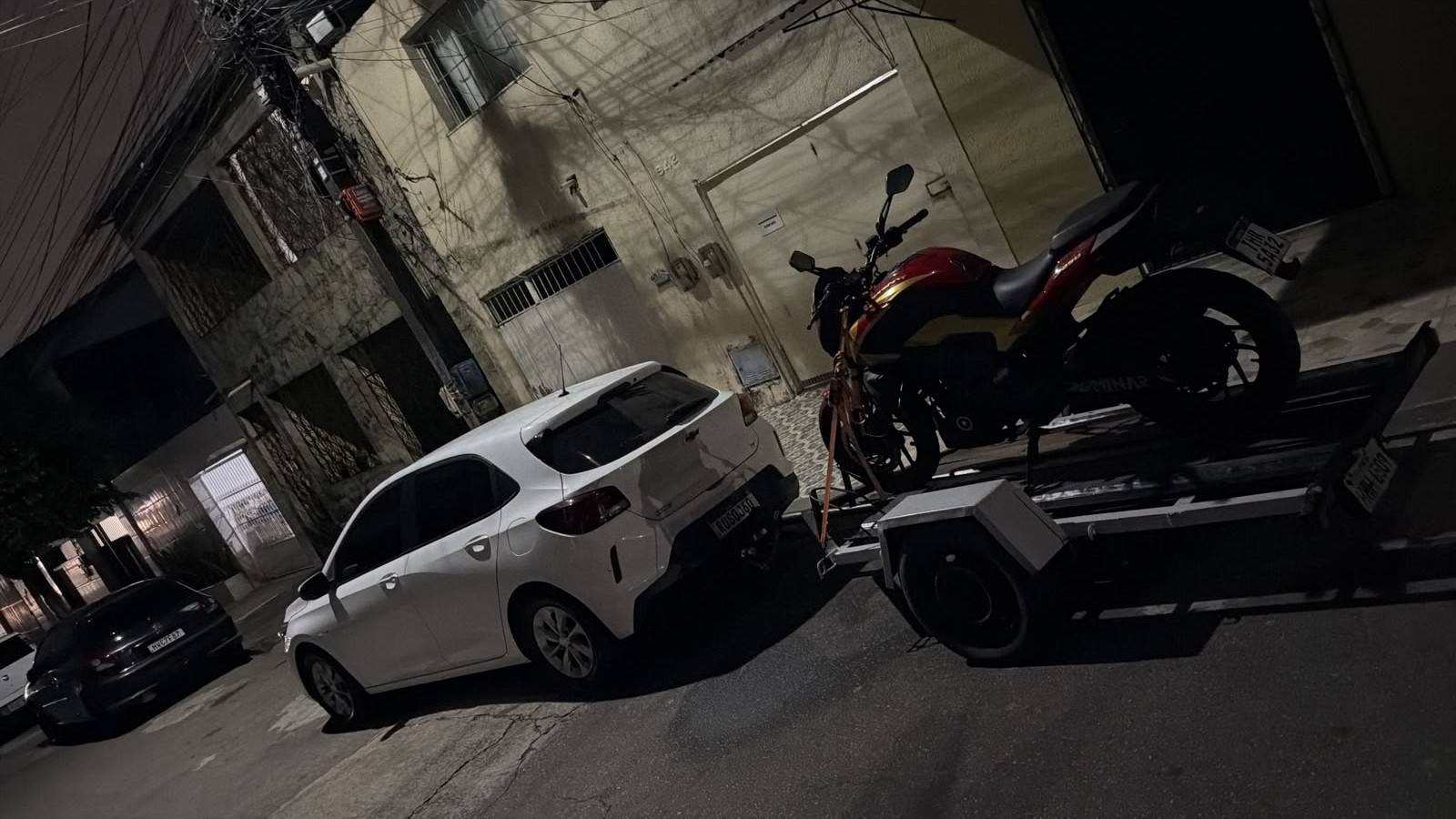 Atendimento noturno da DL: moto fixada na carretinha do Onix branco